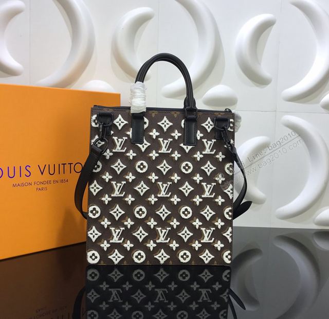 LV包 LV男包 M44476刺繡 Runway bags 2020ss men’s走秀款 經典荔枝紋牛皮 LV手拎斜背包  ydh3247